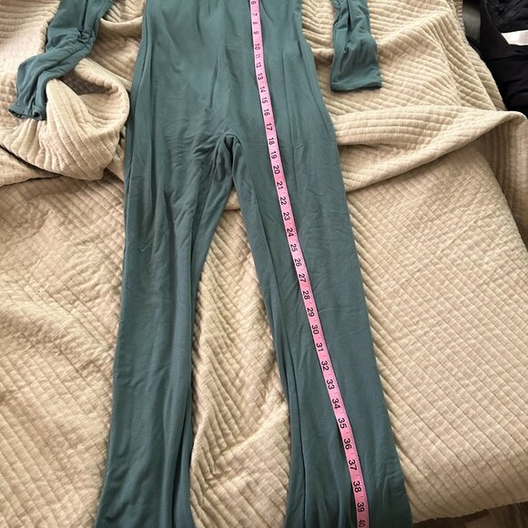 (ONLY WORN ONCE) Off-Shoulder Jumpsuit in Teal (SIZE 8 BUT FIT SIZE 4) - Picture 4 of 4